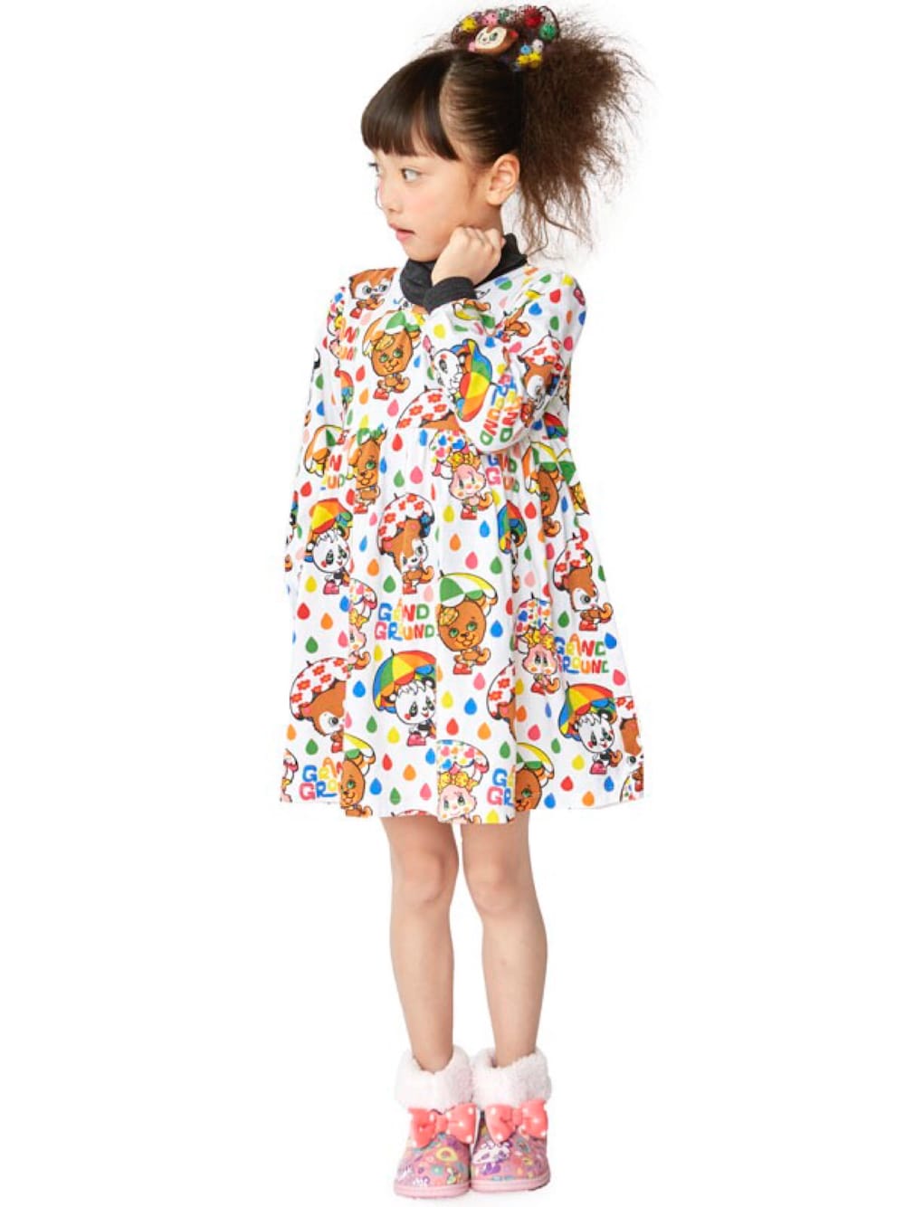 「ワンピース、秋のコーデ、ムートンブーツ、総柄、子供服、キッズコーデ、キッズ、シンプルコーデ、グラグラ、おんなのこ」｜「STORIESのタートルネックロングＴシャツ（Tシャツ/カットソー、ブラック系）」を使った、storiesさん（キッズ・110cm）の秋コーディネートの1枚目の写真