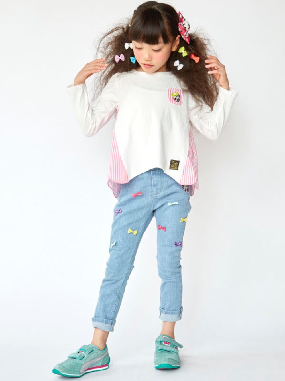 「カジュアル、秋のコーデ、リボン、デニムパンツ、プチプラ、キッズ、シンプルコーデ、おんなのこ、リボンパンツ、ストーリーズ」｜「STORIESのリボン付きストレッチデニムフル丈スキニー（デニムパンツ、ブルー系）」を使った、storiesさん（キッズ・110cm）の秋コーディネートの1枚目の写真