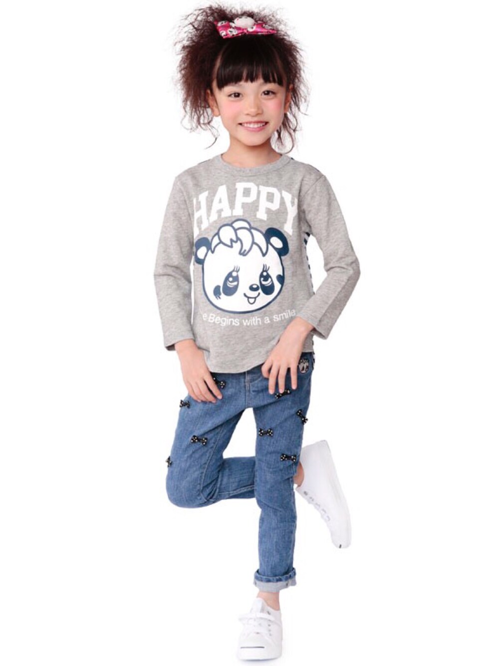 「カジュアル、秋のコーデ、リボン、パンダ、子供服、キッズ、シンプルコーデ、グラグラ、おんなのこ、ストーリーズ」｜「STORIESのハッピィ～トレーナー（スウェット、グレー系）」を使った、storiesさん（キッズ・110cm）の秋コーディネートの1枚目の写真