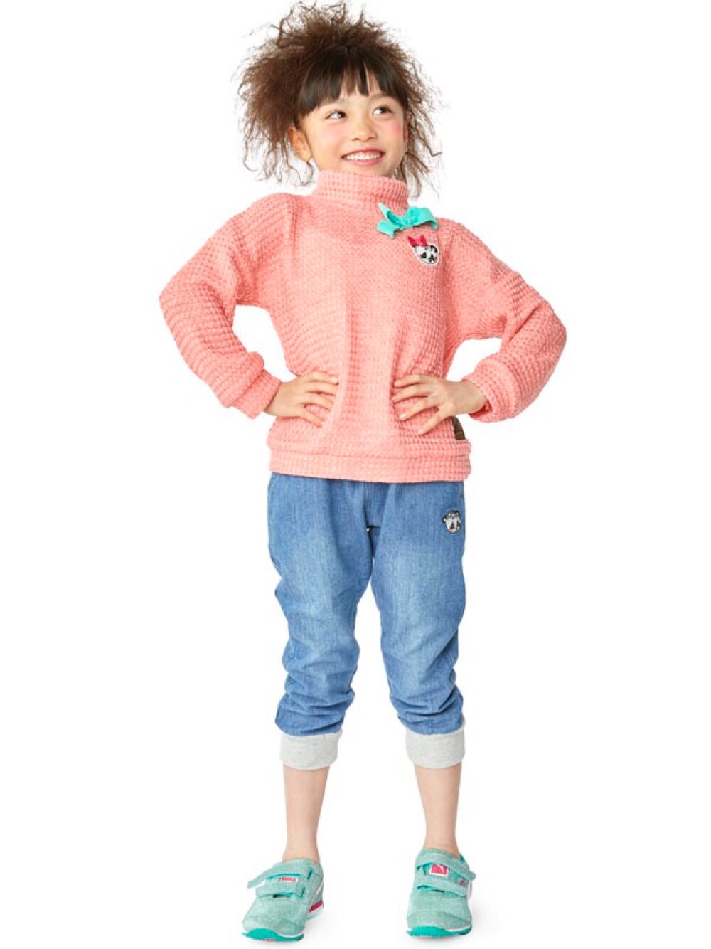 「ニット、kids、デニムパンツ、プチプラ、子供服、キッズコーデ、女の子、グラスラ、ストーリーズ」｜「STORIESのガーリーニットトレーナー（ニット/セーター、ピンク系）」を使った、storiesさん（キッズ・110cm）の秋コーディネートの1枚目の写真