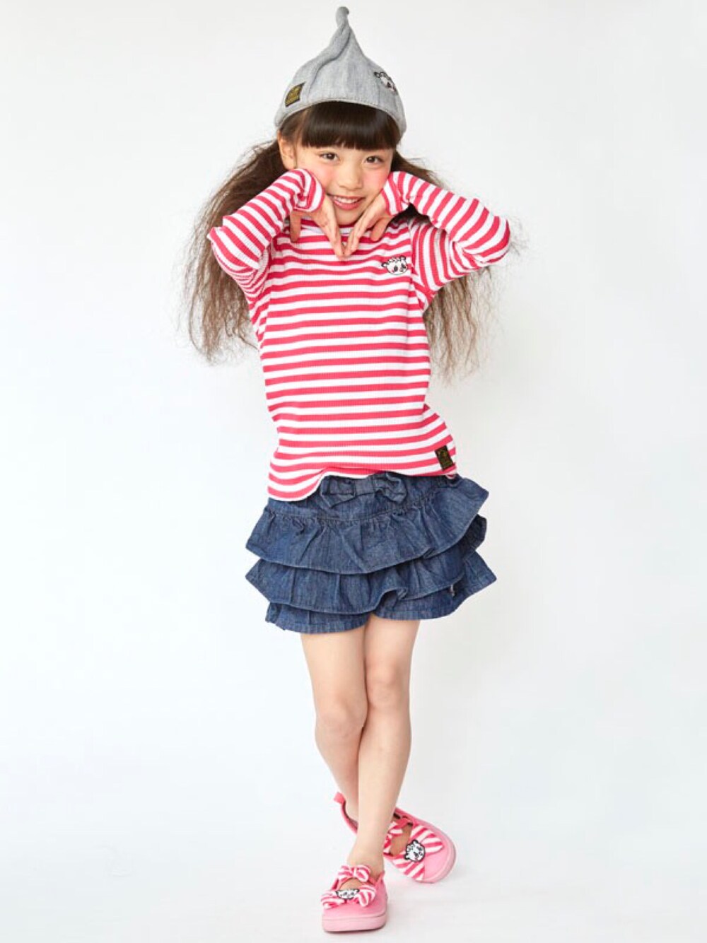 「ボーダー、シンプル、kids、タートルネック、子供服、キッズコーデ、キュロット、女の子、ストーリーズ」｜「STORIESのワンポイントニットＣＡＰ（ニットキャップ/ビーニー、グレー系）」を使った、storiesさん（キッズ・110cm）の秋コーディネートの1枚目の写真