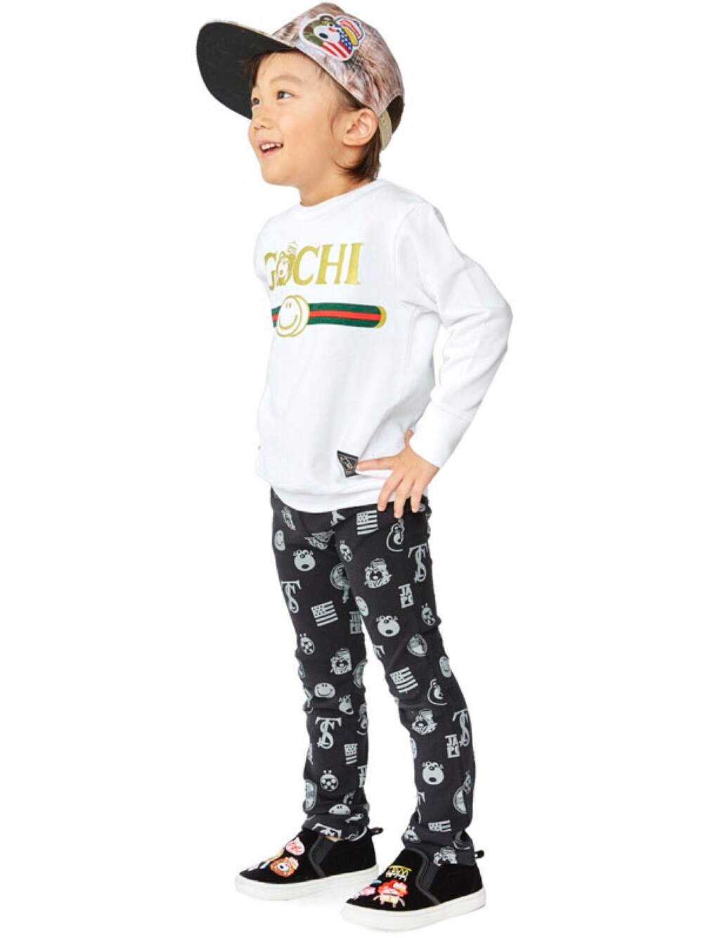 「シンプル、キャップ、トレーナー、kids、スリッポン、プチプラ、パロディ、総柄パンツ、グラスラ、ストーリーズ」｜「STORIESの総柄フル丈スキニー（その他パンツ、その他）」を使った、storiesさん（キッズ・110cm）の秋コーディネートの1枚目の写真
