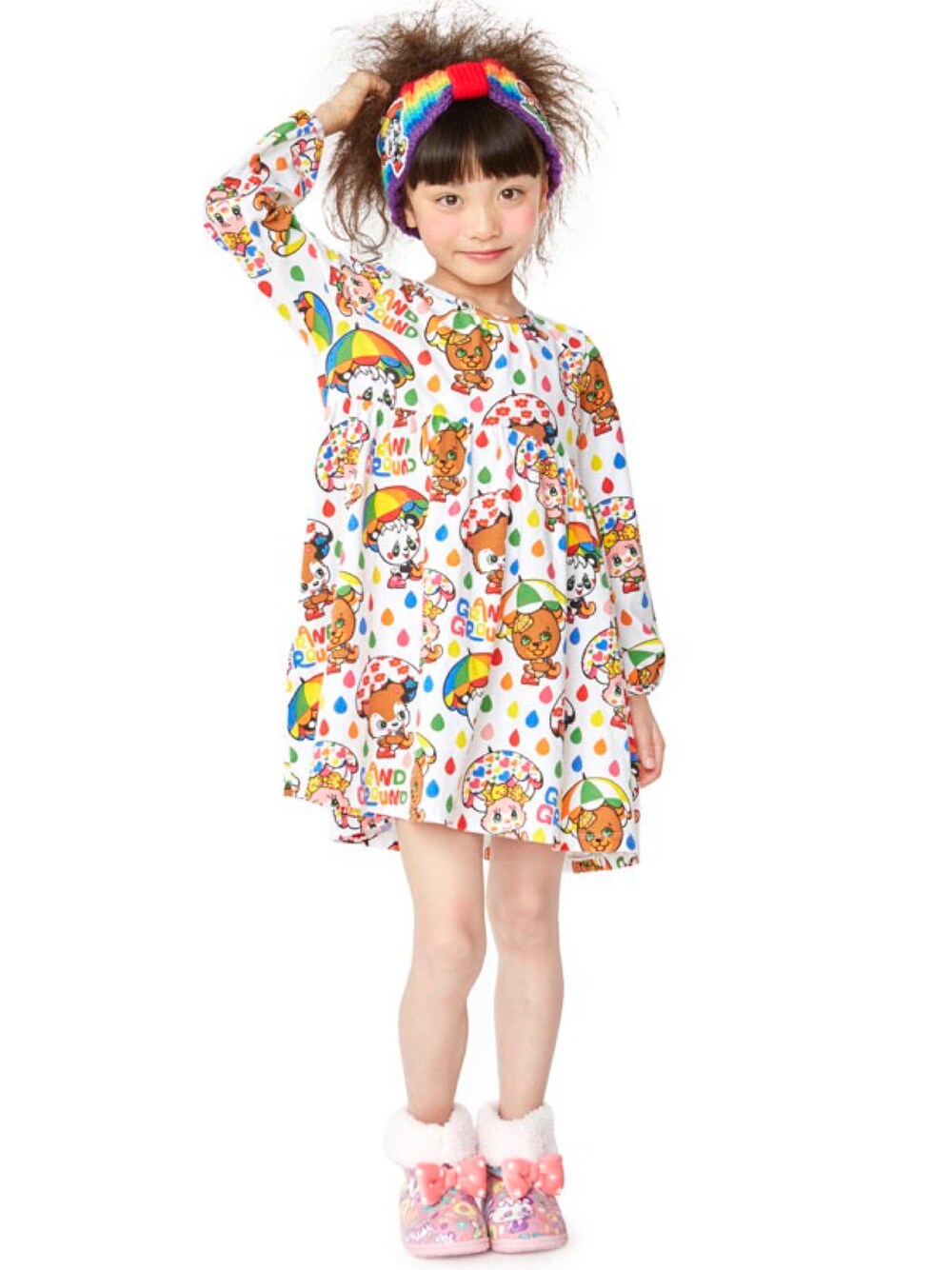 「ワンピース、ムートンブーツ、総柄、子供服、キッズコーデ、グラグラ、総柄ワンピース、おんなのこ、おんなのこコーデ」｜「GrandGroundのハッピィ～ドリームムートンブーツ（ブーツ、ピンク系）」を使った、storiesさん（キッズ・110cm）の秋コーディネートの1枚目の写真