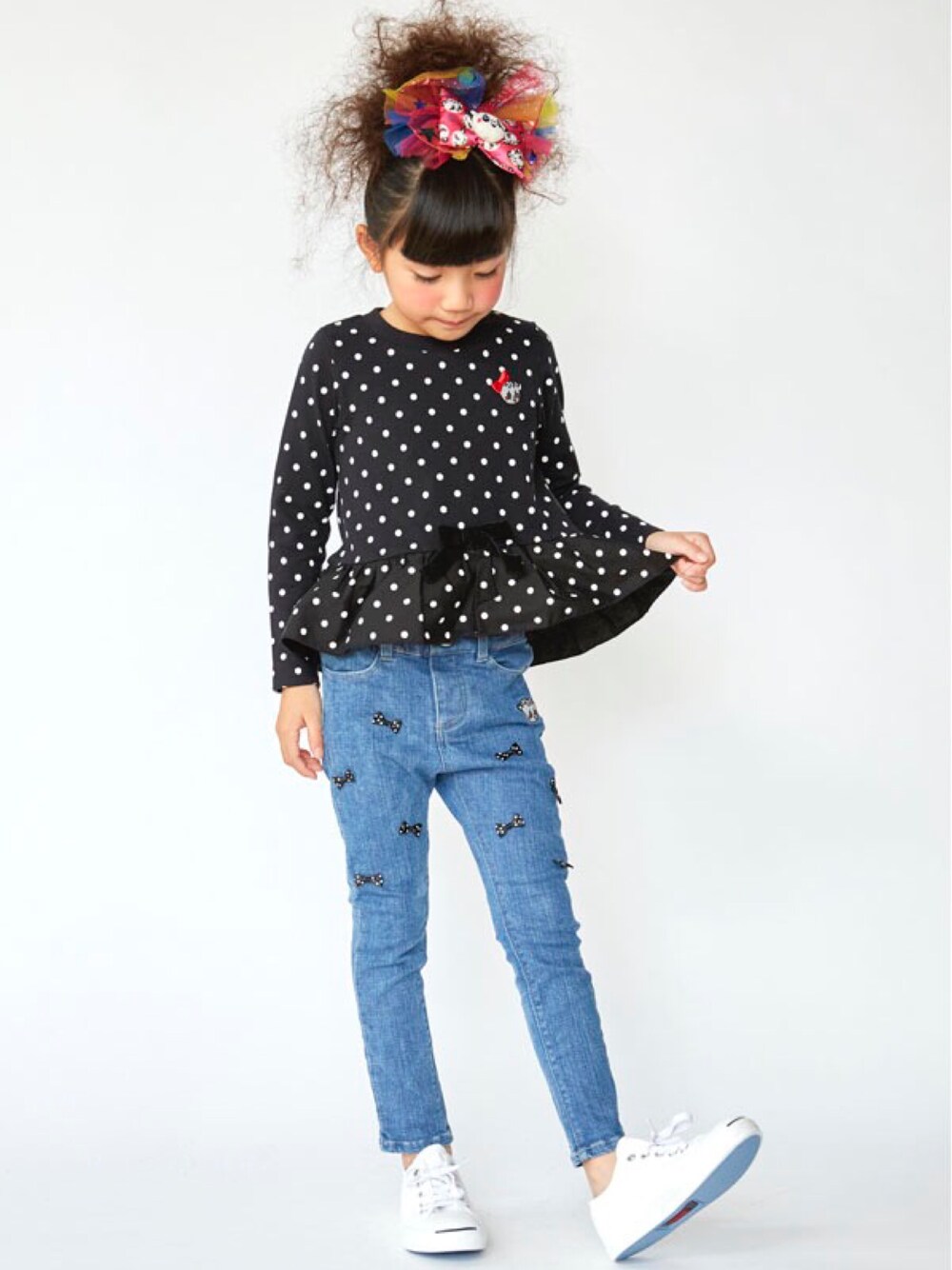 「シンプル、トレーナー、kids、デニムパンツ、子供服、キッズコーデ、女の子、女の子コーデ、ストーリーズ」｜「STORIESのドットガーリーチュニック（チュニック、ピンク系）」を使った、storiesさん（キッズ・110cm）の秋コーディネートの1枚目の写真