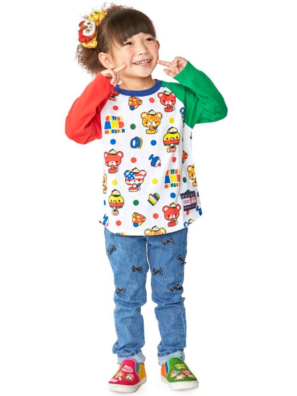 「カジュアル、kids、リボン、スリッポン、デニムパンツ、総柄トップス、女の子、ストーリーズ」｜「STORIESのリボン付きストレッチデニムフル丈スキニー（デニムパンツ、ブルー系）」を使った、storiesさん（キッズ・110cm）の秋コーディネートの1枚目の写真