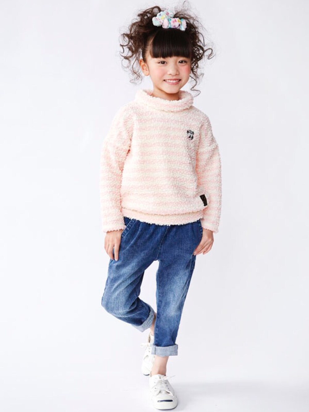 「シンプル、秋のコーデ、kids、デニムパンツ、もこもこ、もけもけ、キッズコーデ、女の子、ストーリーズ」｜「STORIESのモコモコトレーナー（スウェット、ピンク系）」を使った、storiesさん（キッズ・110cm）の秋コーディネートの1枚目の写真