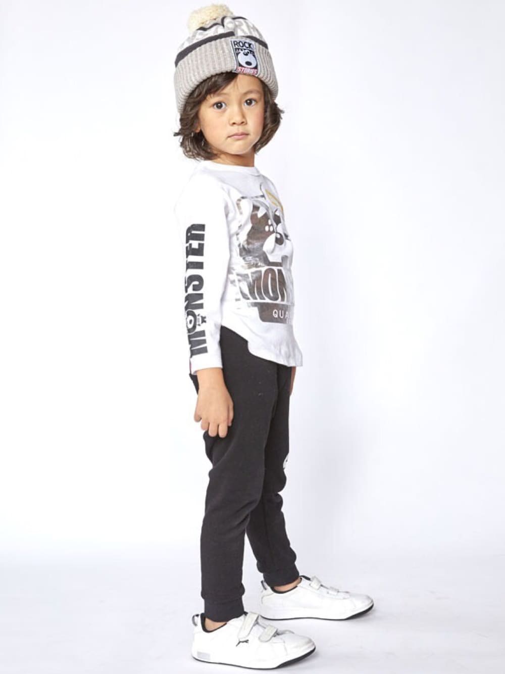 「スウェット、kids、キッズコーデ、男の子、福袋、かっこいい、男子、JAM 、福袋コーデ、ストーリーズ」｜「STORIESのモンスターロゴＣＡＰ（ニットキャップ/ビーニー、グレー系）」を使った、storiesさん（キッズ・110cm）の秋コーディネートの1枚目の写真