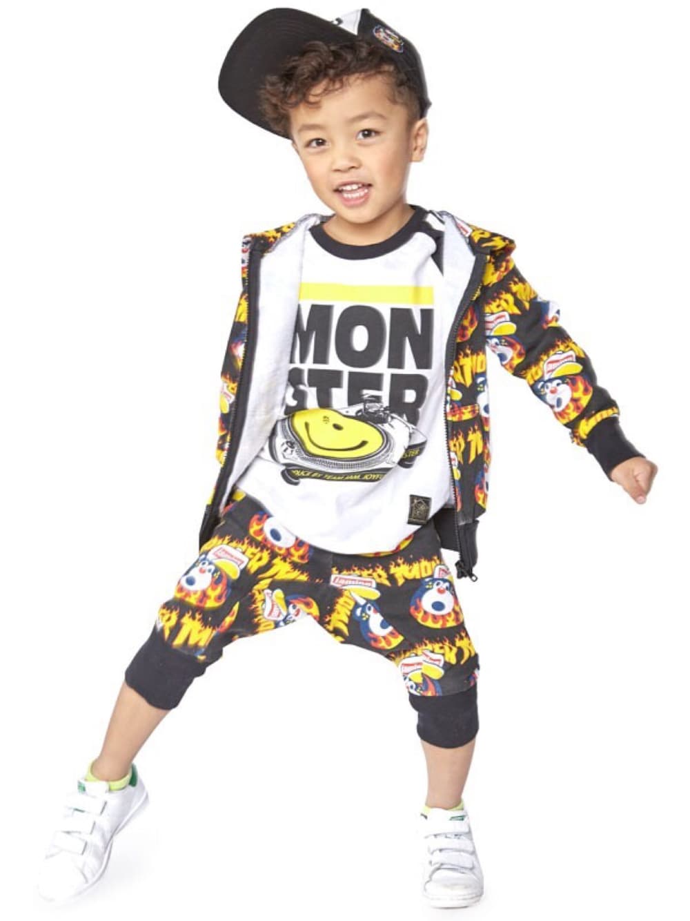 その他のパーカー、ホワイト系のTシャツ/カットソー、その他のその他パンツを着用したキッズの秋コーディネートの1枚目の写真