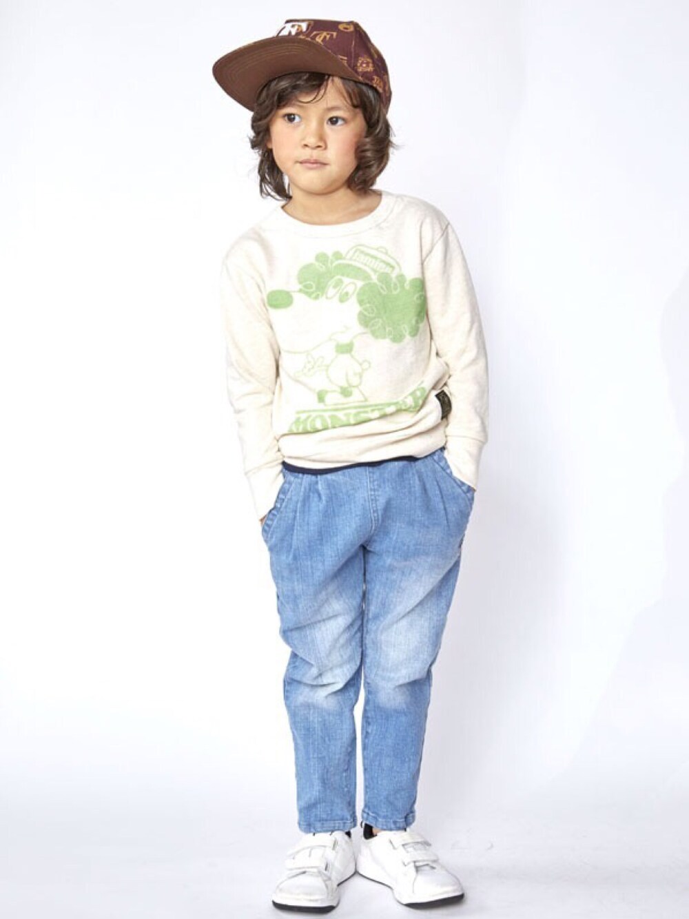 「キャップ、トレーナー、子供服、キッズコーデ、シンプルコーデ、カジュアルコーデ、おとこのこ、かわいい、stories、ストーリーズ」｜「STORIESのＳＴプリントＣＡＰ（キャップ、ブラウン系）」を使った、storiesさん（キッズ・110cm）の秋コーディネートの1枚目の写真