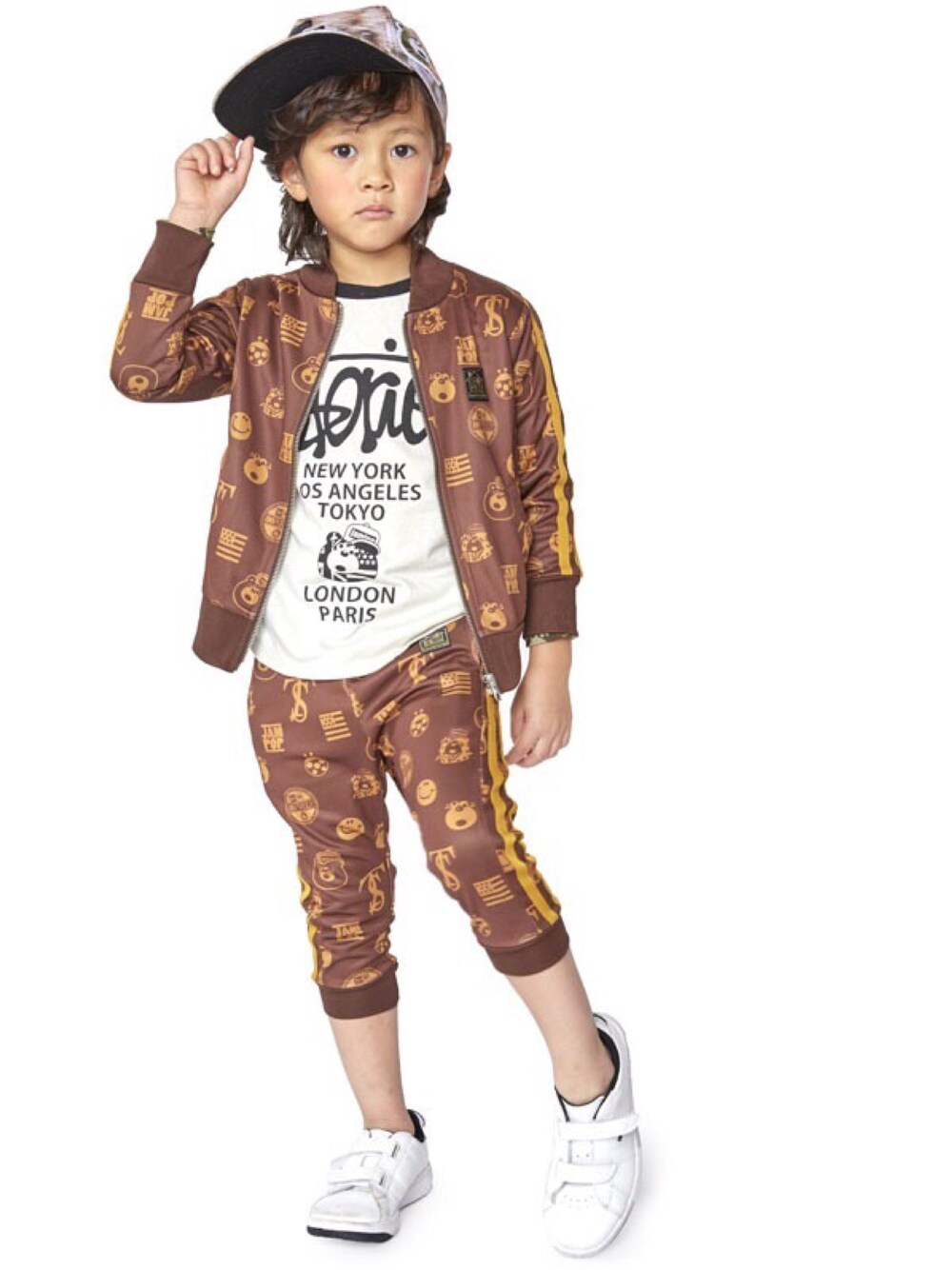 「kids、シンプルコーデ、秋冬コーデ」｜「STORIESの総柄ジャージパンツ（その他パンツ、ホワイト系）」を使った、storiesさん（キッズ・110cm）の秋コーディネートの1枚目の写真