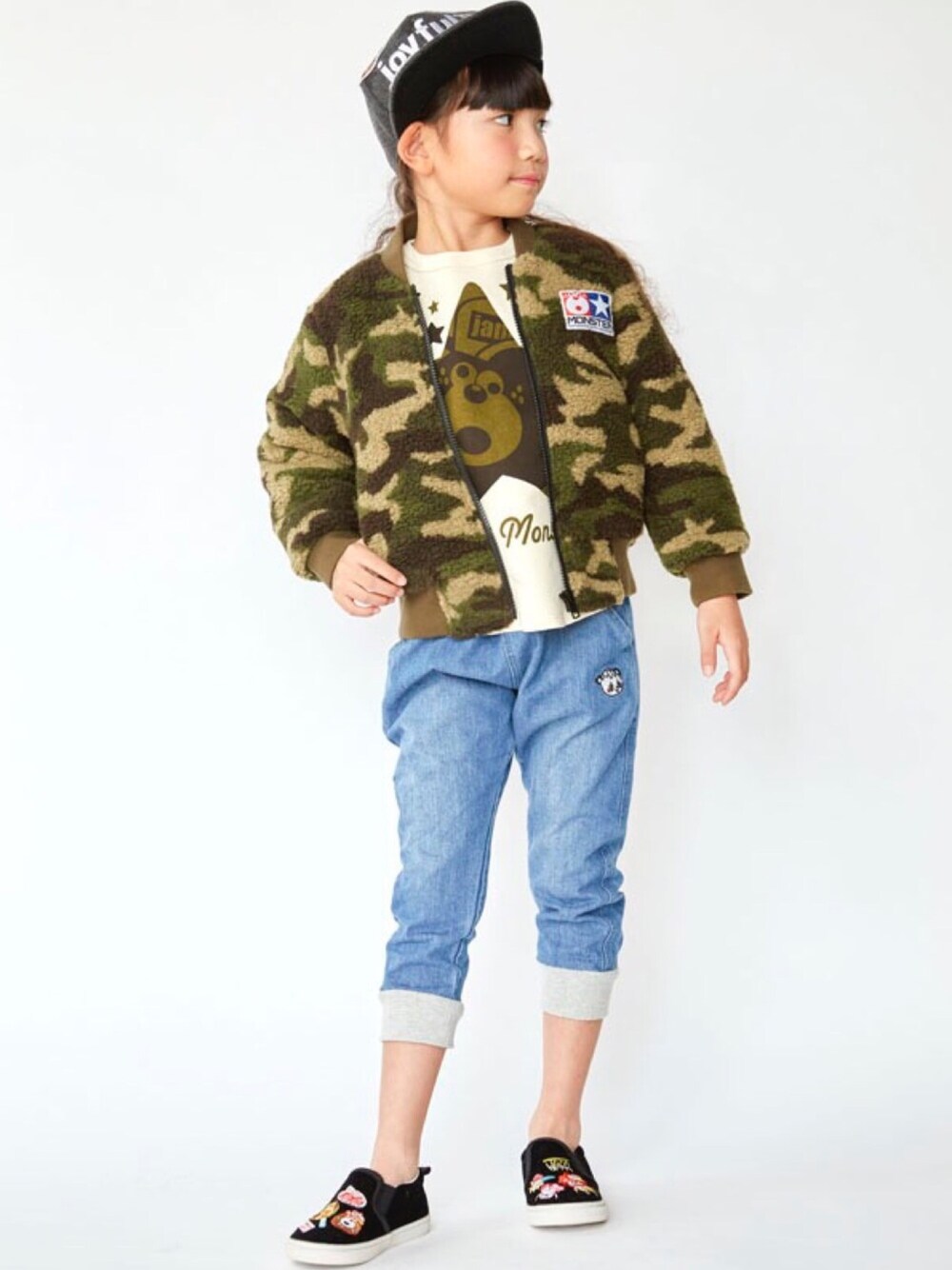 「カジュアル、シンプル、kids、デニムパンツ、クリスマス、キッズコーデ、stories、ストーリーズ」｜「JAMのボーッとテンチョーズｃａｐ（キャップ、ホワイト系）」を使った、storiesさん（キッズ・110cm）の秋コーディネートの1枚目の写真