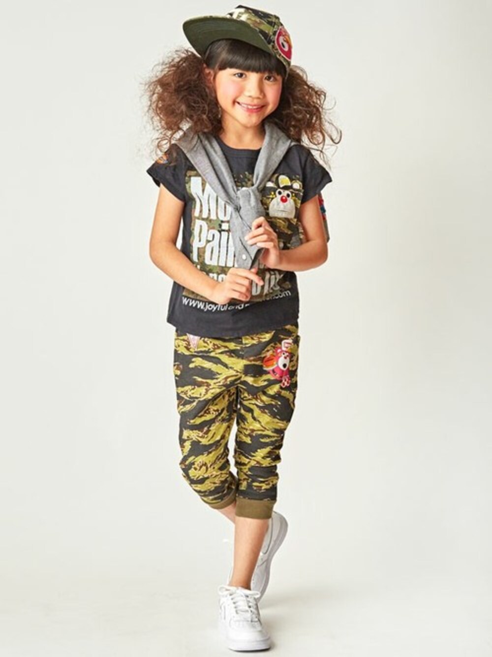 「キャップ、Tシャツ、kids、キッズコーデ、パンツスタイル、シャツスタイル、春夏コーデ、stories、クマテンチョー、ストーリーズ」｜「JAMのJAMの総柄パンツ（その他パンツ、その他）」を使った、storiesさん（キッズ・110cm）の冬コーディネートの1枚目の写真