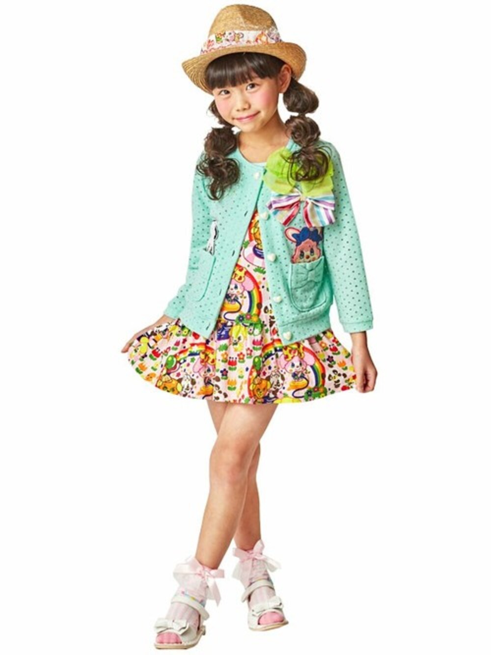 「カーディガン、ワンピース、kids、キッズコーデ、ソックス、春夏コーデ、グラグラ、stories、grandground、ストーリーズ」｜「GrandGroundのカラフルリボンサマーニットカーデ（カーディガン/ボレロ、グリーン系）」を使った、storiesさん（キッズ・110cm）の冬コーディネートの1枚目の写真