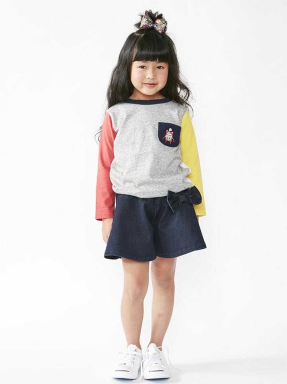 グレー系のTシャツ/カットソー、その他のその他パンツを着用したキッズの冬コーディネートの1枚目の写真