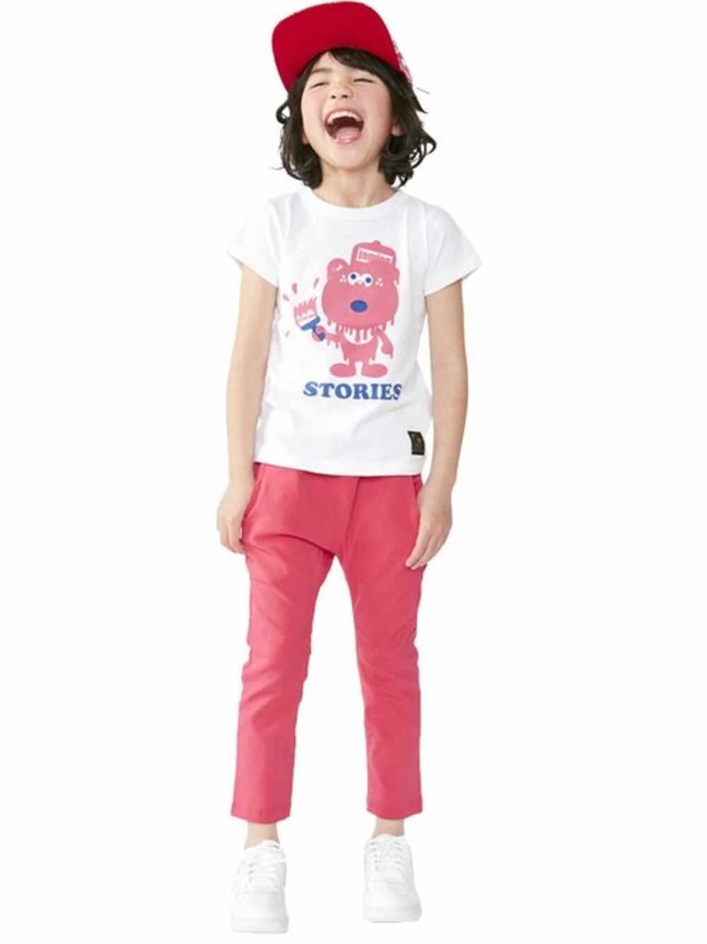 「キャップ、kids、サルエルパンツ、ストレッチパンツ、キッズコーデ、白Tシャツ、キャラT、ピンクコーデ、stories、ストーリーズ」｜「STORIESのスーパーストレッチサルエルパンツ（その他パンツ、ピンク系）」を使った、storiesさん（キッズ・110cm）の冬コーディネートの1枚目の写真