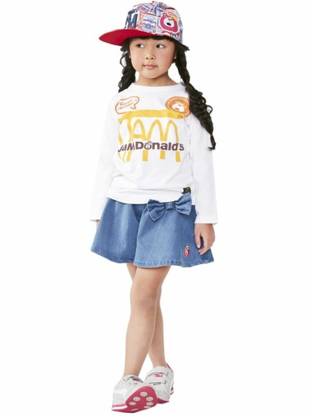 「キャップ、kids、リボン、キッズコーデ、キュロット、パロディ、白Tシャツ、キャップ女子、stories、ストーリーズ」｜「STORIESのジャムドロングTシャツ（Tシャツ/カットソー、ホワイト系）」を使った、storiesさん（キッズ・110cm）の冬コーディネートの1枚目の写真