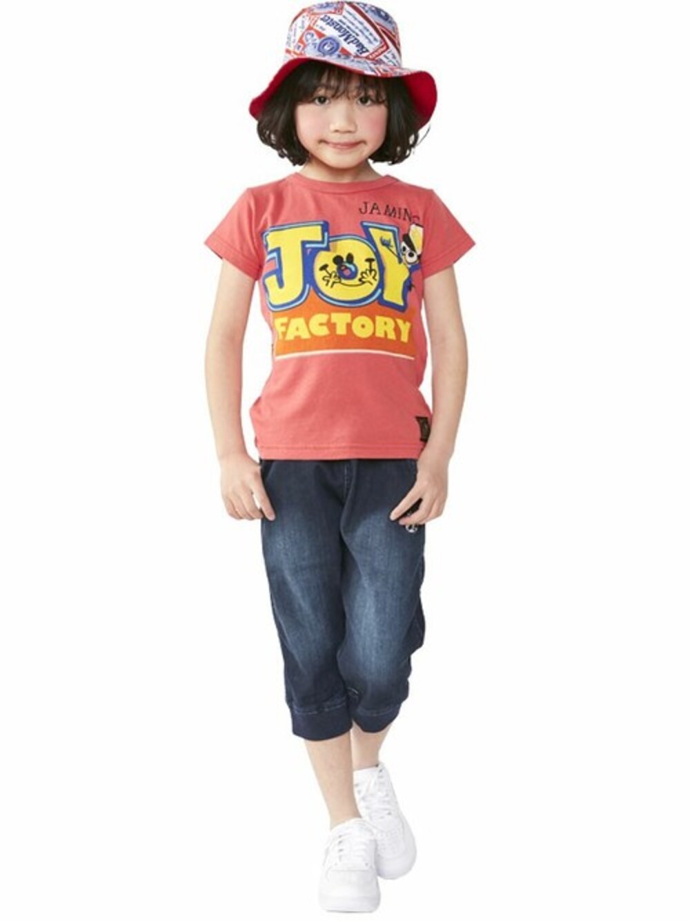 「Tシャツ、kids、ハット、デニムパンツ、キッズコーデ、７分丈パンツ、ハットコーデ、パロディT、stories、ストーリーズ」｜「STORIESのワンポイント7分丈デニムパンツ（デニムパンツ、その他）」を使った、storiesさん（キッズ・110cm）の冬コーディネートの1枚目の写真