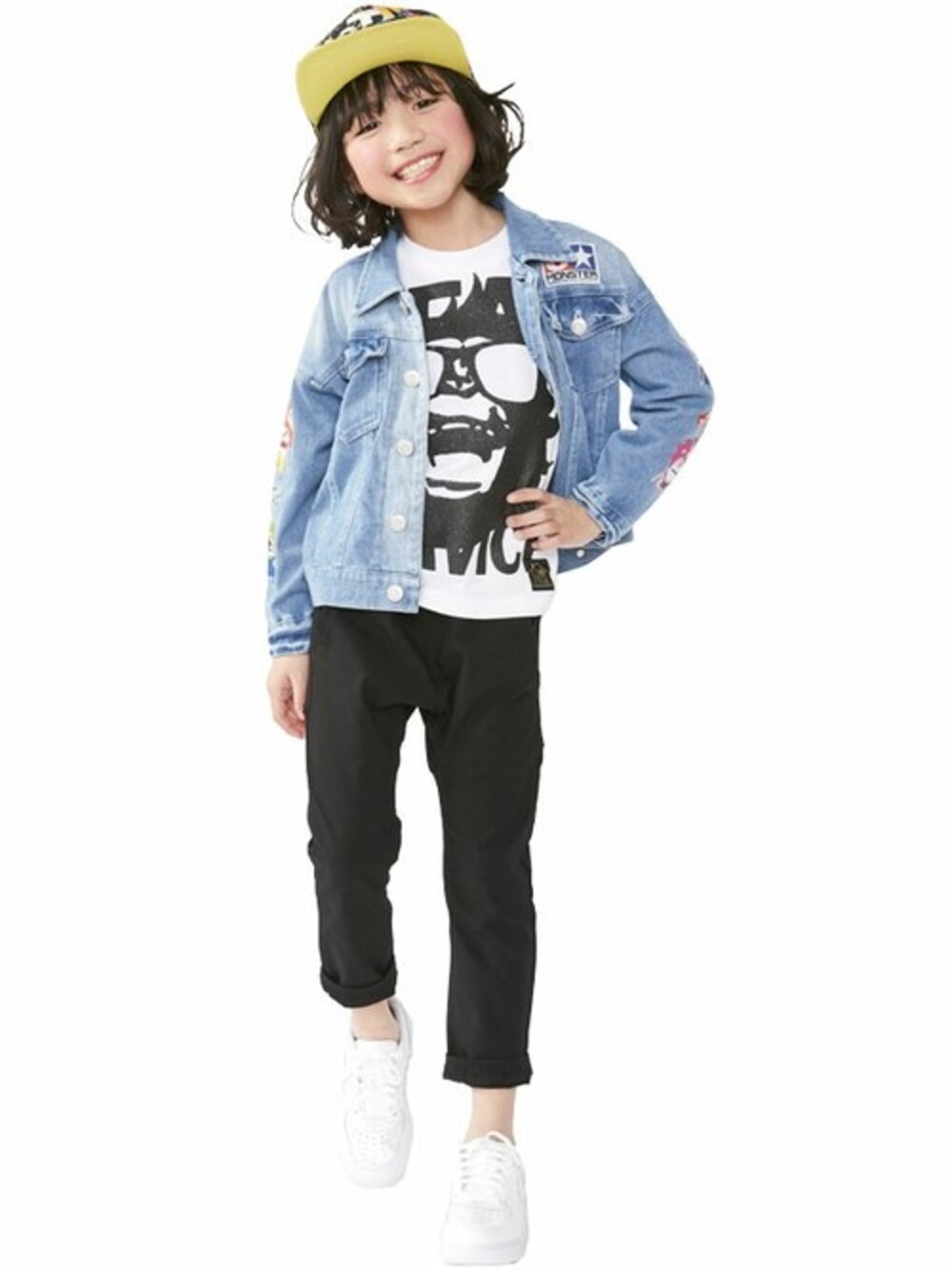 「kids、サルエルパンツ、Gジャン、キッズコーデ、黒パンツ、白Tシャツ、JAM 、キャップ女子、stories、ストーリーズ」｜「JAMのポケテンＧジャン（デニムジャケット、ブルー系）」を使った、storiesさん（キッズ・110cm）の冬コーディネートの1枚目の写真