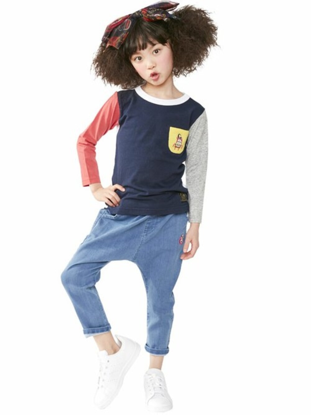 ブルー系のTシャツ/カットソー、その他のその他パンツ、ブラック系のバレッタ/ヘアクリップを着用したキッズの冬コーディネートの1枚目の写真