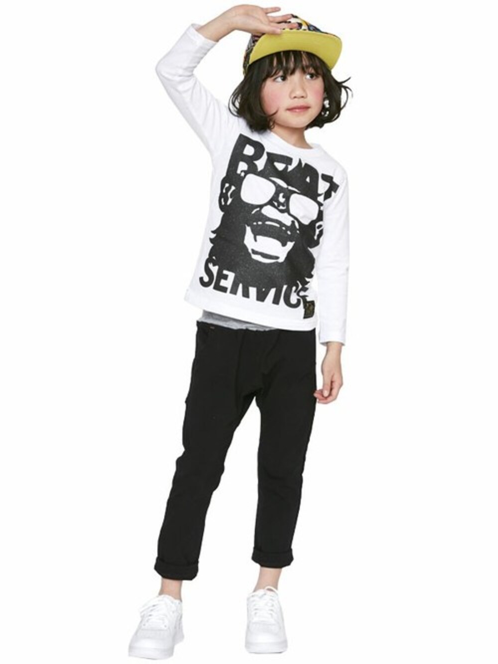「kids、サルエルパンツ、キッズコーデ、黒パンツ、白Tシャツ、ロングTシャツ、インパクト、キャップ女子、stories、ストーリーズ」｜「STORIESのスーパーストレッチサルエルパンツ（その他パンツ、ブラック系）」を使った、storiesさん（キッズ・110cm）の冬コーディネートの1枚目の写真
