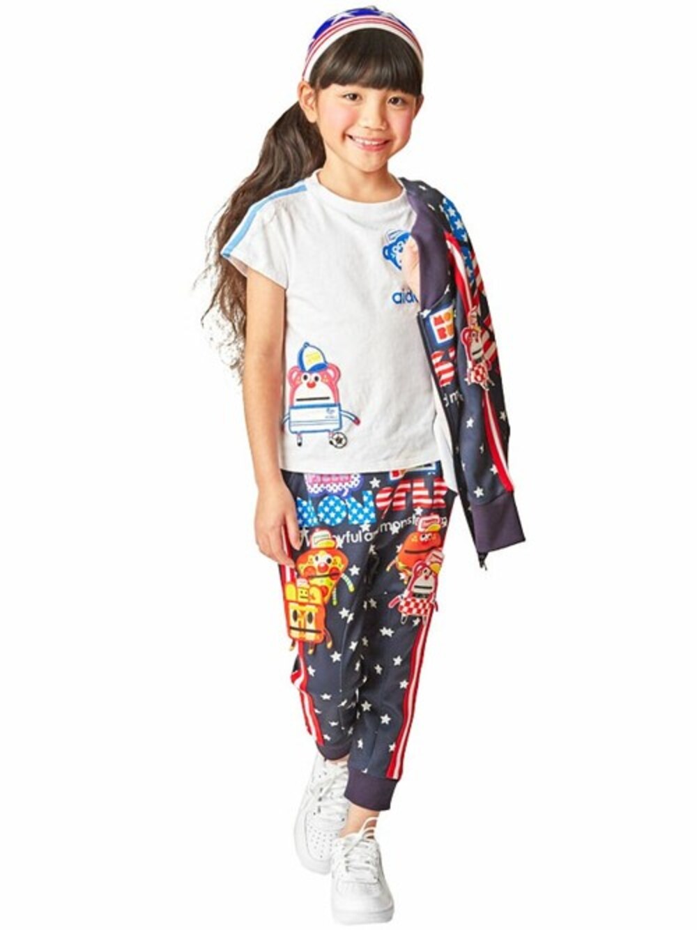 「セットアップ、kids、ジャージ、キッズコーデ、スポーティ、白Tシャツ、JAM 、ジャム、stories、ストーリーズ」｜「JAMのキックアンドダッシュTシャツ（Tシャツ/カットソー、ホワイト系）」を使った、storiesさん（キッズ・110cm）の冬コーディネートの1枚目の写真