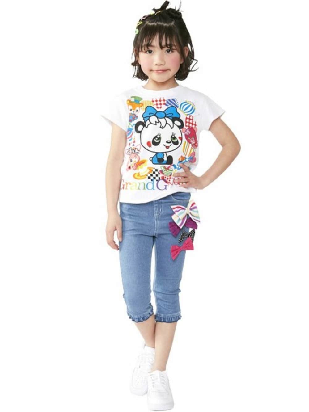 「kids、リボン、キッズコーデ、スキニーデニム、白Tシャツ、キャラT、グラグラ、stories、grandground、ストーリーズ」｜「GrandGroundのハッピィ～ｉｎワンダーランドTシャツ（Tシャツ/カットソー、ホワイト系）」を使った、storiesさん（キッズ・110cm）の冬コーディネートの1枚目の写真