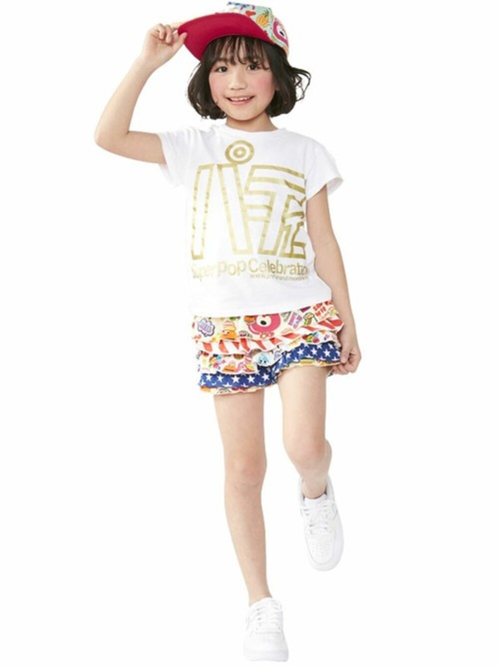 「kids、キッズコーデ、白Tシャツ、JAM 、おもしろT、キャップ女子、フリルパンツ、ジャム、stories、ストーリーズ」｜「JAMのパーTシャツ（Tシャツ/カットソー、ホワイト系）」を使った、storiesさん（キッズ・110cm）の冬コーディネートの1枚目の写真