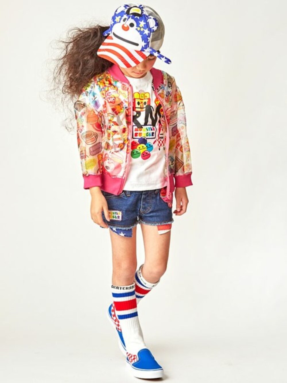 「ブルゾン、kids、キッズコーデ、シースルー、派手、JAM 、キャップ女子、ジャム、stories、ストーリーズ」｜「JAMのJAMの総柄ブルゾン（ブルゾン、ピンク系）」を使った、storiesさん（キッズ・110cm）の冬コーディネートの1枚目の写真