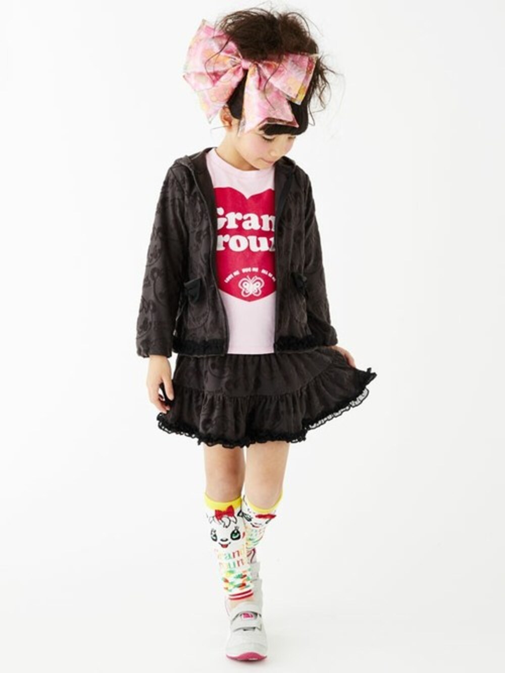 「セットアップ、kids、リボン、キッズコーデ、グラグラ、黒コーデ、裾フリル、stories、grandground、ストーリーズ」｜「GrandGroundのハッピィ～ジャガードパーカー（パーカー、ブラック系）」を使った、storiesさん（キッズ・110cm）の冬コーディネートの1枚目の写真