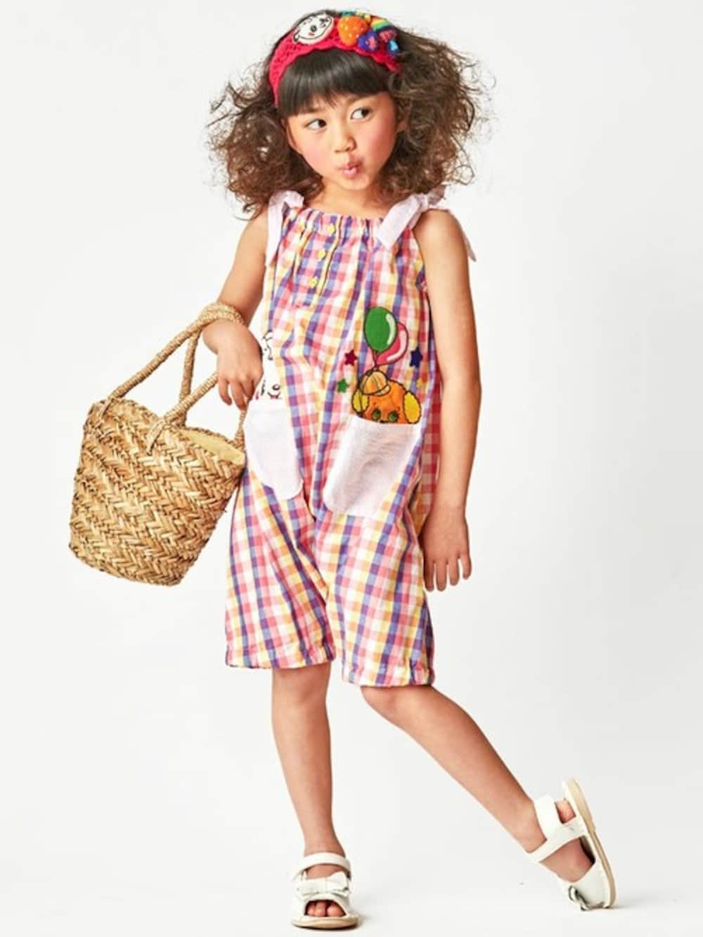 「ヘアバンド、サロペット、kids、ギンガムチェック、キッズコーデ、ピンクコーデ、グラグラ、stories、grandground、ストーリーズ」｜「GrandGroundのキノコハッピィ～ヘアバンド（ヘアバンド、その他）」を使った、storiesさん（キッズ・110cm）の冬コーディネートの1枚目の写真