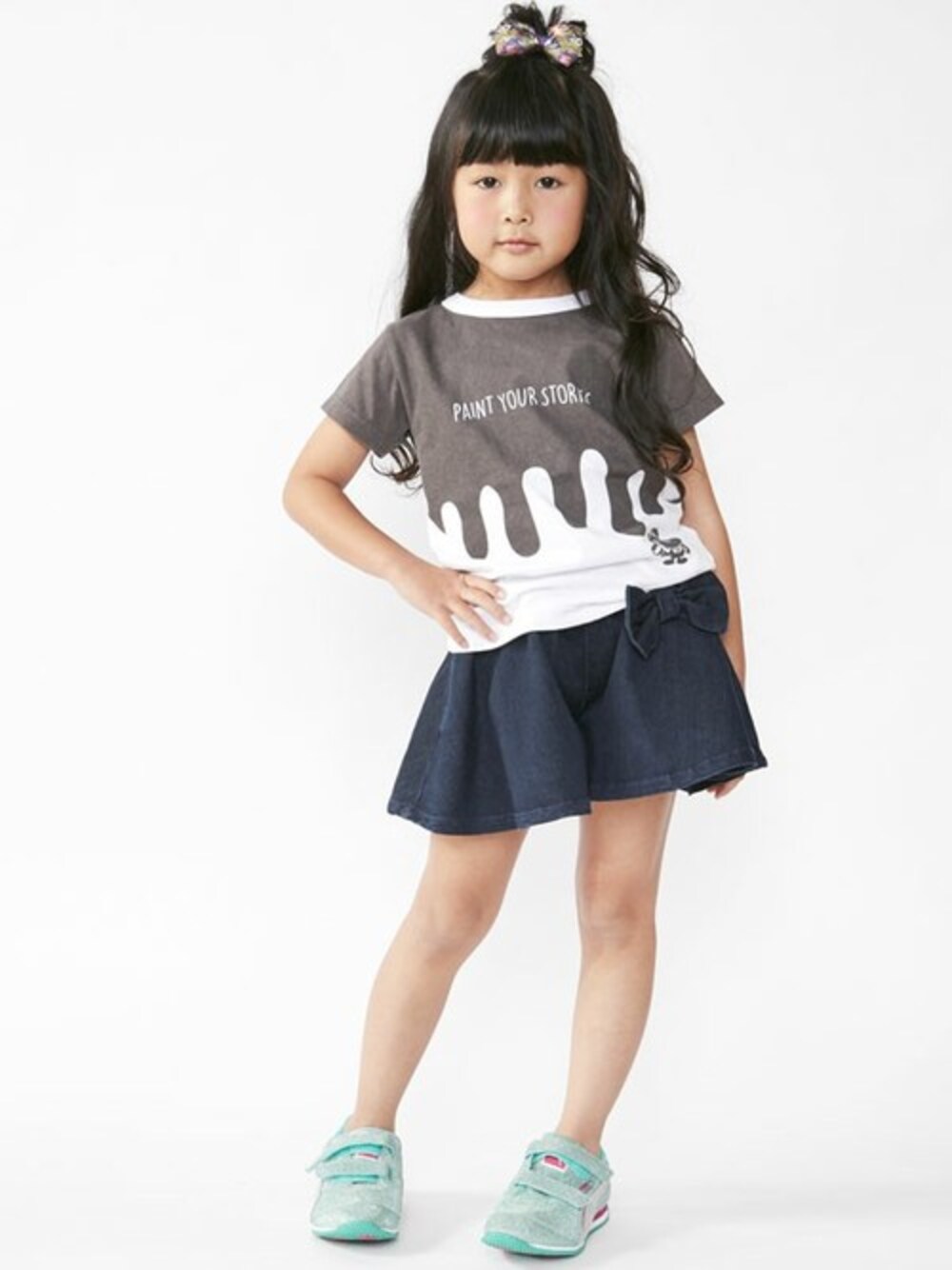 「デニム、kids、リボン、キッズコーデ、キュロット、シンプルコーデ、カジュアルガーリー、stories、クマテンチョー、ストーリーズ」｜「STORIESのペイントTシャツ（Tシャツ/カットソー、ブラック系）」を使った、storiesさん（キッズ・110cm）の春コーディネートの1枚目の写真