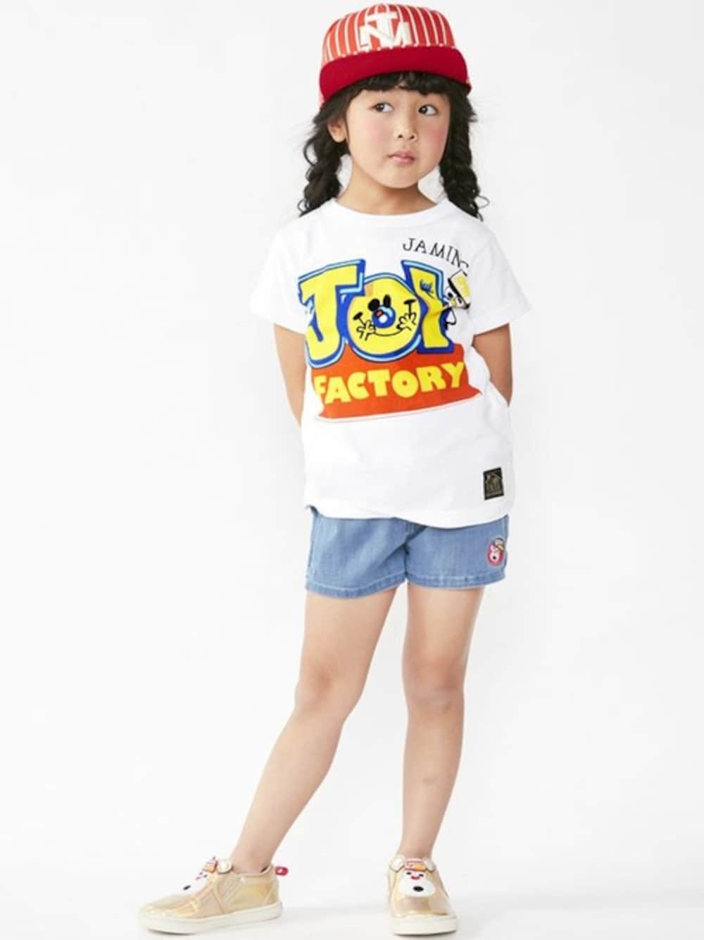 ホワイト系のTシャツ/カットソー、ゴールド系のスリッポン、その他のデニムパンツを着用したキッズの春コーディネートの1枚目の写真