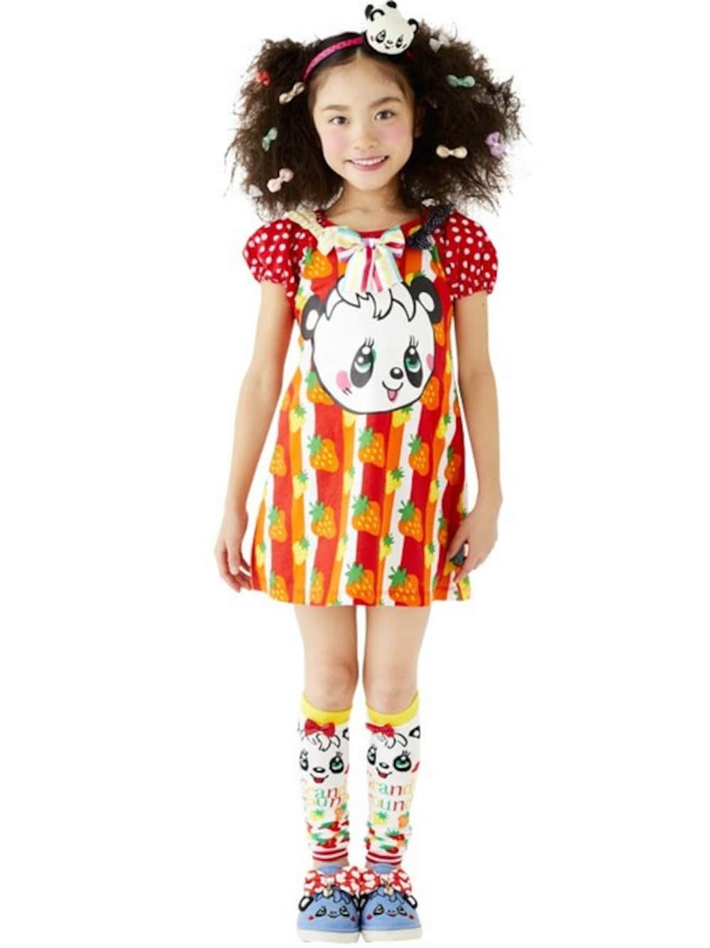 「ワンピース、kids、パンダ、デート、ガーリー、キッズコーデ、グラグラ、stories、grandground、ストーリーズ」｜「GrandGroundのストロベリーハッピィ～ミニワンピース（ワンピース、レッド系）」を使った、storiesさん（キッズ・110cm）の春コーディネートの1枚目の写真