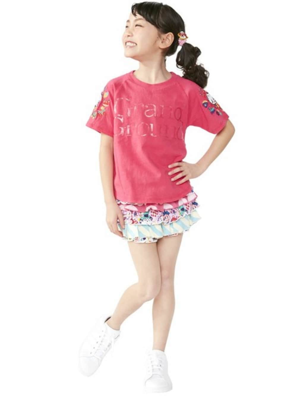 「ピンク、kids、キッズコーデ、ヒラヒラ、カジュアルガーリー、グラグラ、刺繍トップス、stories、grandground、ストーリーズ」｜「GrandGroundのキノコハッピィ～5分Tシャツ（Tシャツ/カットソー、ピンク系）」を使った、storiesさん（キッズ・110cm）の春コーディネートの1枚目の写真