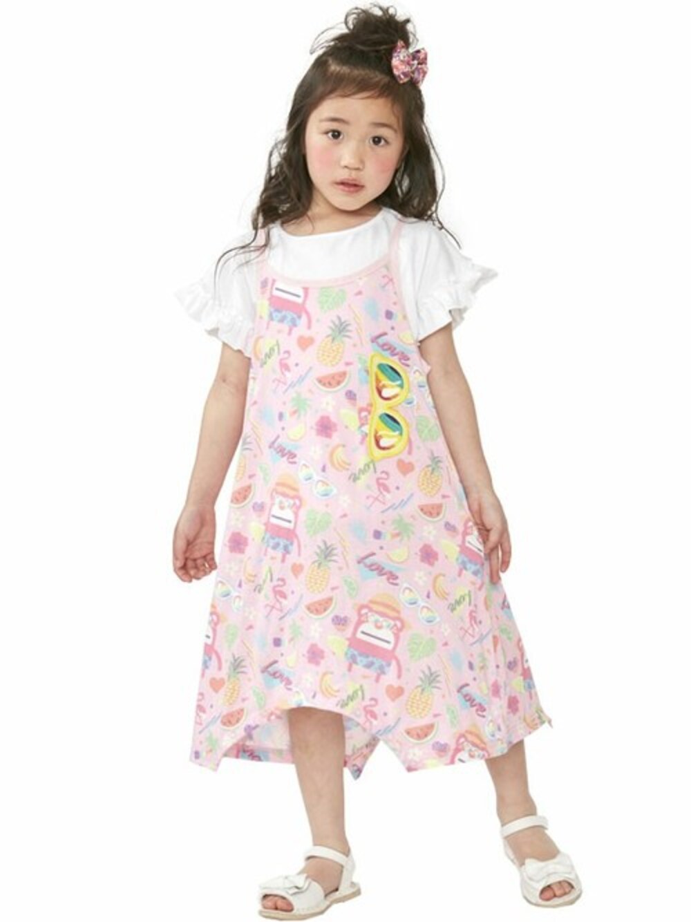 「ワンピース、サロペット、kids、キッズコーデ、リゾートスタイル、袖フリル、JAM 、ジャム、stories、ストーリーズ」｜「JAMのトコポケベイベー2WAYサロペット（サロペット/オーバーオール、ピンク系）」を使った、storiesさん（キッズ・110cm）の春コーディネートの1枚目の写真
