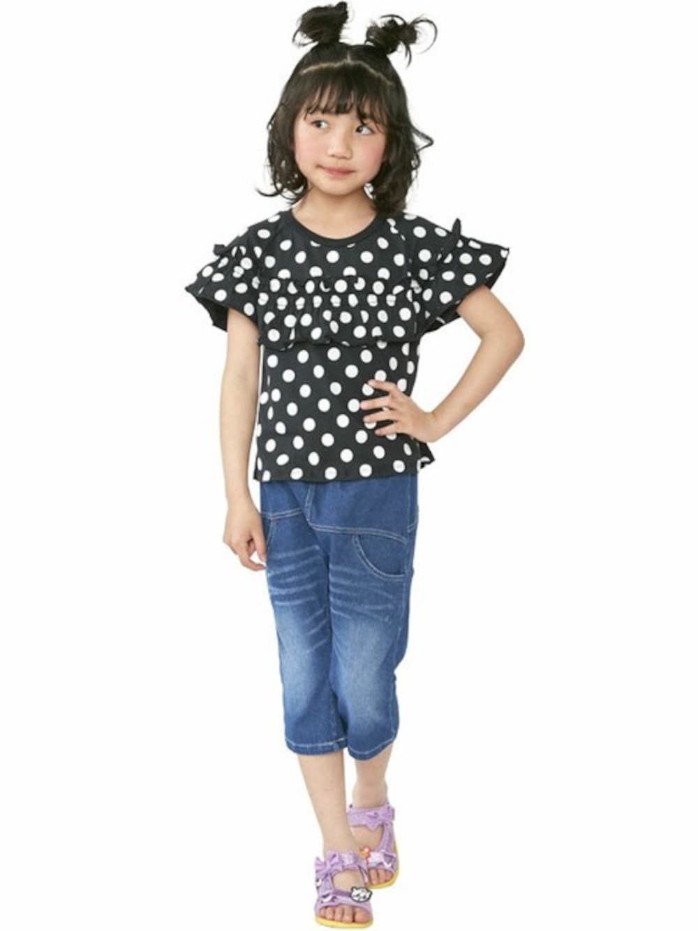 「ドット、kids、キッズコーデ、サルエルデニム、グラグラ、フリルトップス、スポーツサンダル、ガーリーカジュアル、stories、ストーリーズ」｜「STORIESのワンポイントドットフリルTシャツ（Tシャツ/カットソー、ブラック系）」を使った、storiesさん（キッズ・110cm）の春コーディネートの1枚目の写真