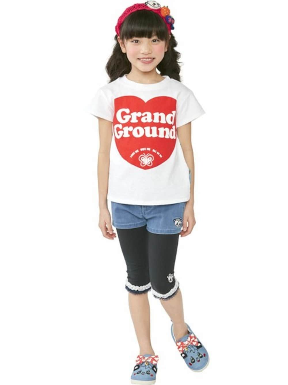 「kids、キッズコーデ、ハート、白Tシャツ、グラグラ、レギンス×ショートパンツ、裾フリル、stories、grandground、ストーリーズ」｜「GrandGroundのキノコハッピィ～ヘアバンド（ヘアバンド、その他）」を使った、storiesさん（キッズ・110cm）の春コーディネートの1枚目の写真