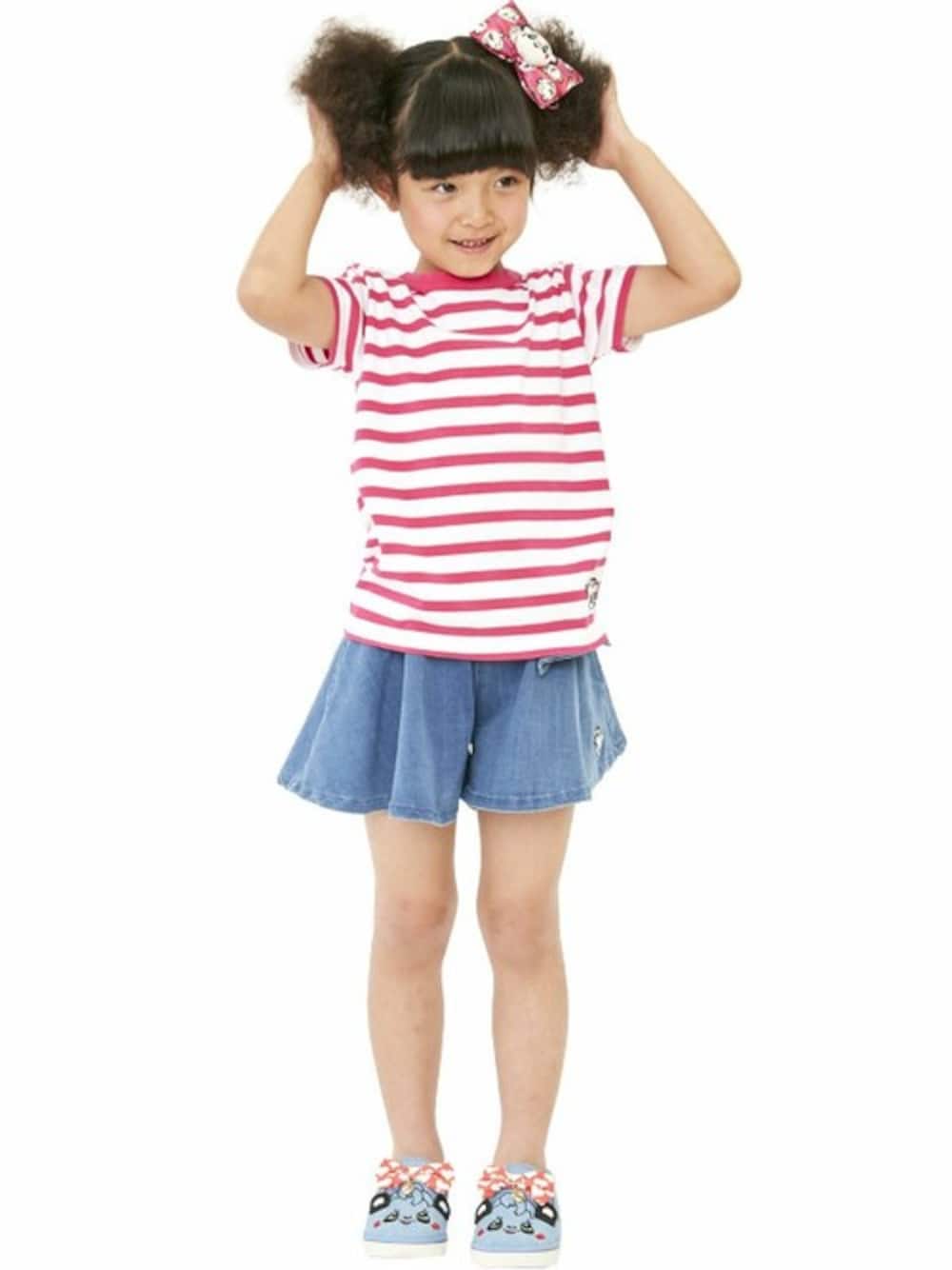 「デニム、kids、キッズコーデ、ボーダートップス、キュロット、グラグラ、ガーリーカジュアル、stories、grandground、ストーリーズ」｜「STORIESのワンポイントボーダーTシャツ（Tシャツ/カットソー、ホワイト系）」を使った、storiesさん（キッズ・110cm）の夏コーディネートの1枚目の写真