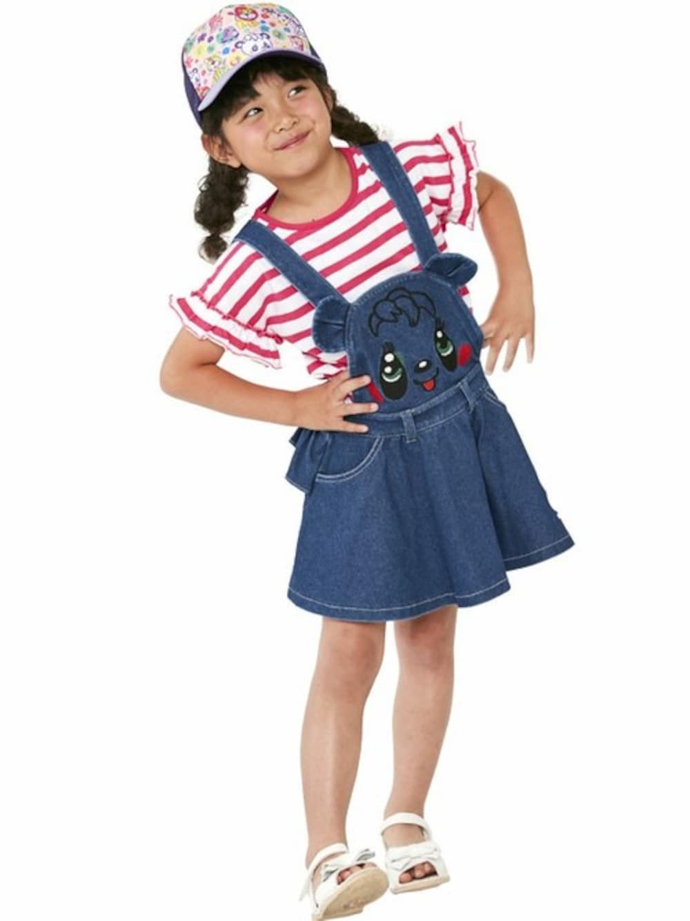 「kids、キッズコーデ、ボーダートップス、サロペットスカート、デニムサロペット、グラグラ、袖フリル、キャップ女子、stories、ストーリーズ」｜「STORIESの袖フリルボーダーTシャツ（Tシャツ/カットソー、ホワイト系）」を使った、storiesさん（キッズ・110cm）の夏コーディネートの1枚目の写真