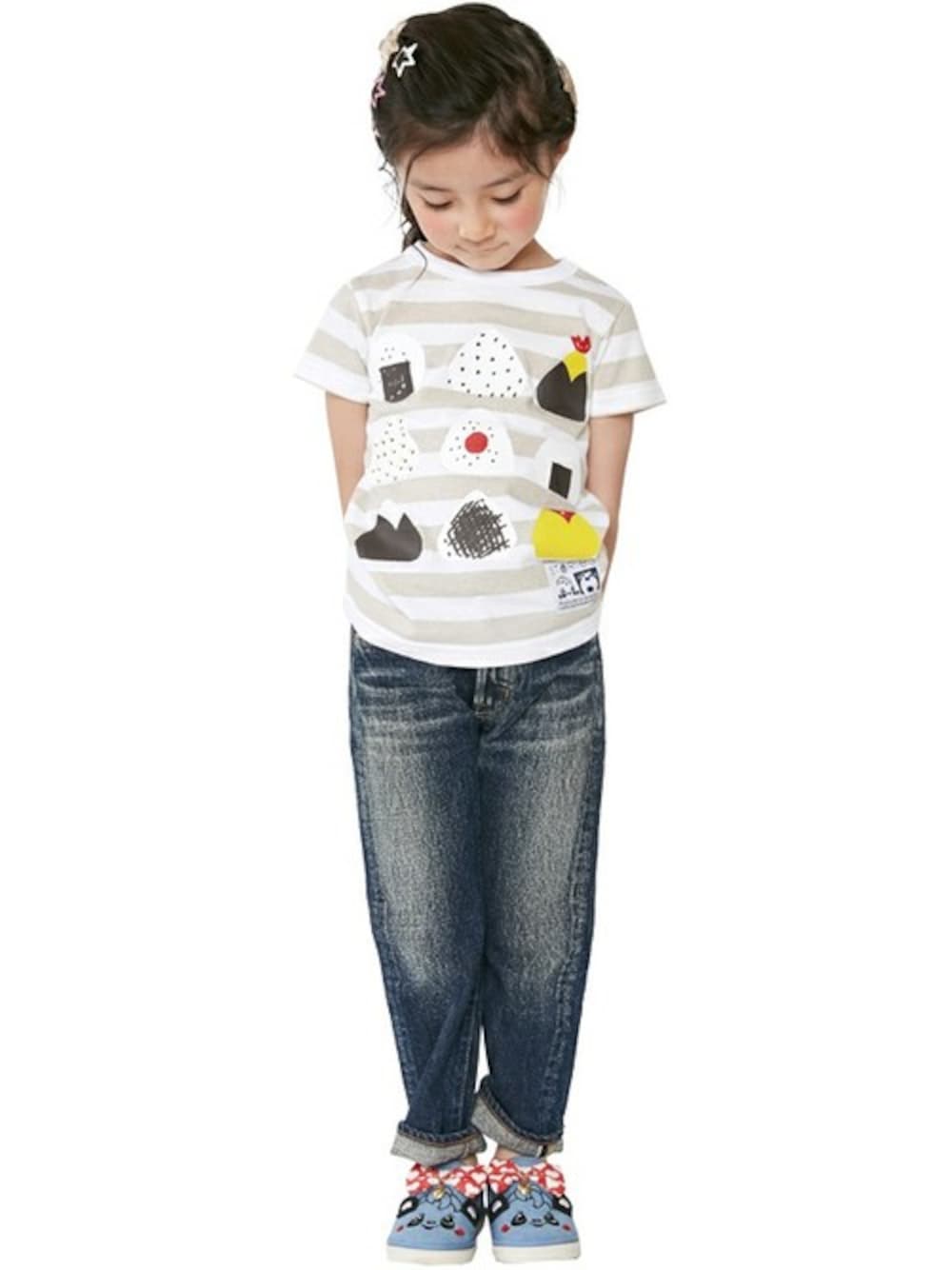 「kids、キッズコーデ、ボーダートップス、シンプルコーデ、おにぎり、ストリートカジュアル、グレーTシャツ、おもしろT、stories、ストーリーズ」｜「STORIESのおにぎりボーダーＴシャツ（Tシャツ/カットソー、グレー系）」を使った、storiesさん（キッズ・110cm）の夏コーディネートの1枚目の写真