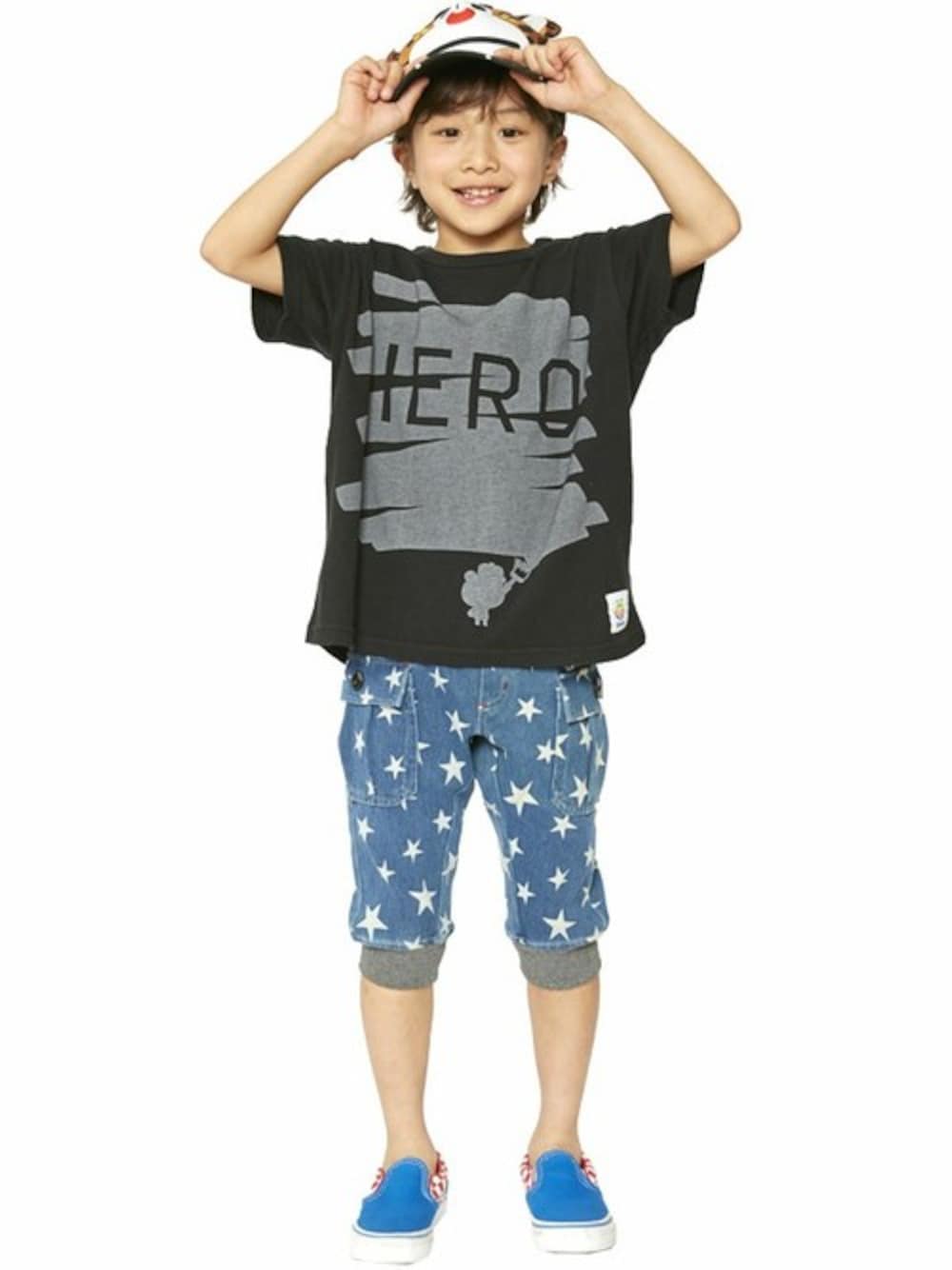 ブラック系のTシャツ/カットソー、その他のキャップを着用したキッズの夏コーディネートの1枚目の写真