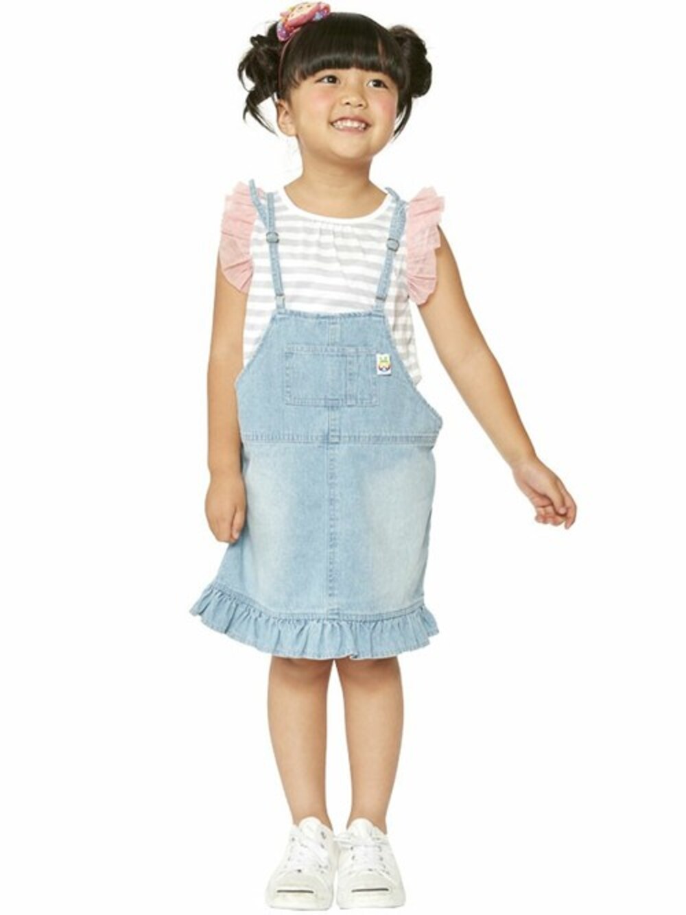「デニム、kids、ジャンパースカート、キッズコーデ、ボーダータンクトップ、袖フリル、裾フリル、stories、オトナ女子、ストーリーズ」｜「STORIESのジャンスカ（ジャンパースカート、ブルー系）」を使った、storiesさん（キッズ・110cm）の夏コーディネートの1枚目の写真