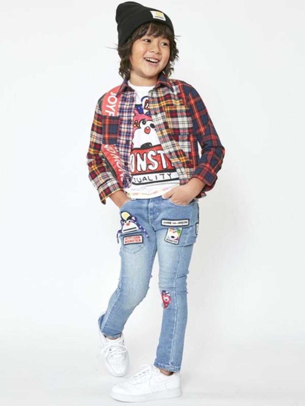 「チェックシャツ、kids、キッズコーデ、スキニーデニム、黒ニット帽、白Tシャツ、ストリートカジュアル、JAM 、stories、ストーリーズ」｜「JAMのJAMのクレイジーチェックシャツ（シャツ/ブラウス、レッド系）」を使った、storiesさん（キッズ・110cm）の夏コーディネートの1枚目の写真