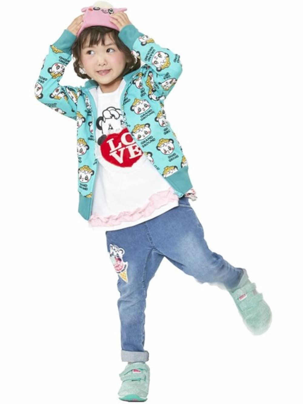 「ベレー帽、kids、キッズコーデ、サルエルデニム、白Tシャツ、ガーリーカジュアル、stories、パーカー×デニム、grandground、ストーリーズ」｜「GrandGroundのプリンセスハッピィ～パーカー（パーカー、ブルー系）」を使った、storiesさん（キッズ・110cm）の夏コーディネートの1枚目の写真
