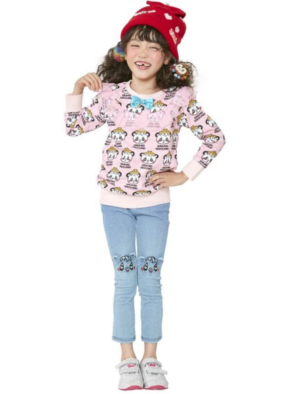 「ピンク、kids、フリル、キッズコーデ、スキニーデニム、赤ニット帽、stories、grandground、ロングトレーナー、ストーリーズ」｜「GrandGroundのプリンセスハッピィ～ロングトレーナー（スウェット、ピンク系）」を使った、storiesさん（キッズ・110cm）の夏コーディネートの1枚目の写真