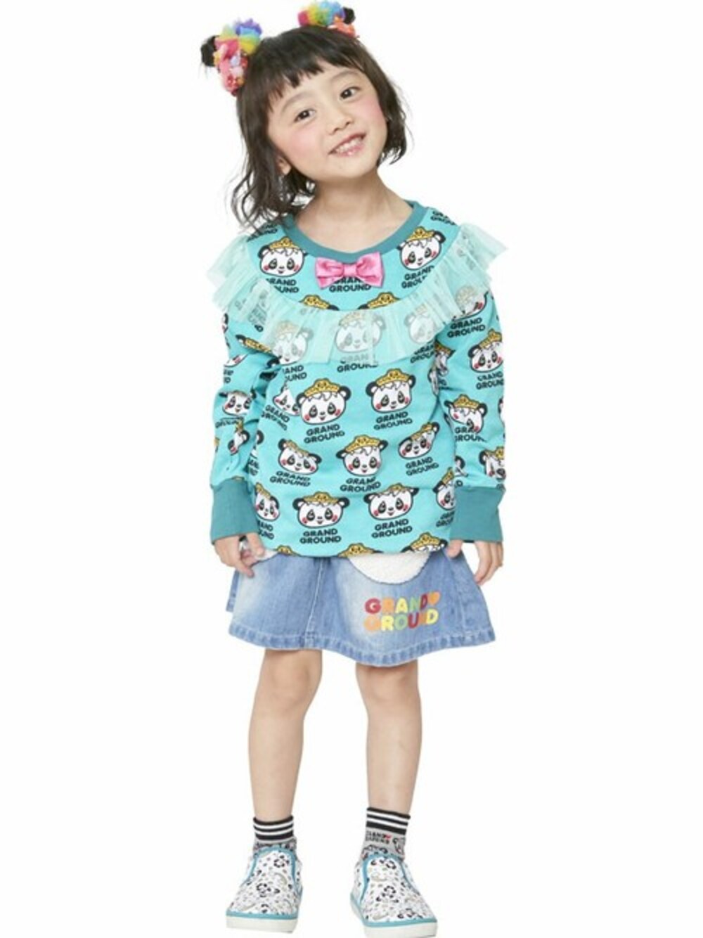 「kids、パンダ、スリッポン、キッズコーデ、デニムミニスカート、ガーリーカジュアル、stories、grandground、ロングトレーナー、ストーリーズ」｜「GrandGroundのプリンセスハッピィ～ロングトレーナー（スウェット、ブルー系）」を使った、storiesさん（キッズ・110cm）の夏コーディネートの1枚目の写真