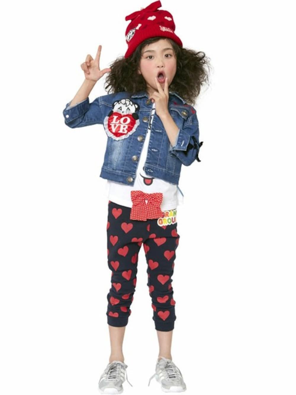 「スウェットパンツ、デニムジャケット、kids、リボン、ガーリー、キッズコーデ、ハート、stories、grandground、ストーリーズ」｜「GrandGroundのリボンいっぱいデニムジャケット（デニムジャケット、ブルー系）」を使った、storiesさん（キッズ・110cm）の夏コーディネートの1枚目の写真