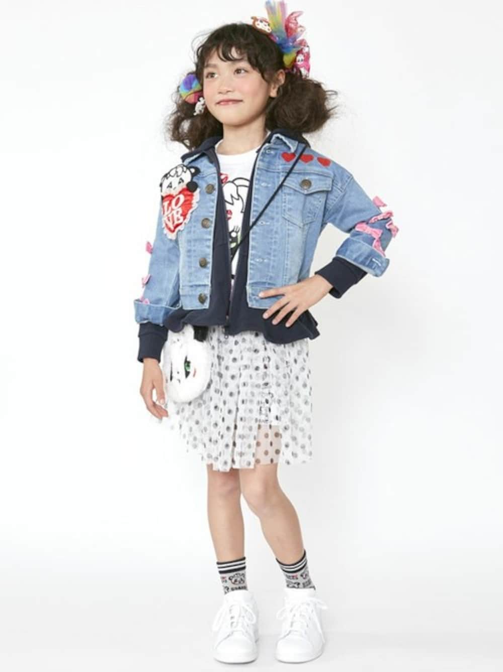 「デニムジャケット、kids、リボン、チュールスカート、キッズコーデ、ポシェット、ガーリーカジュアル、stories、grandground、ストーリーズ」｜「GrandGroundのリボンいっぱいデニムジャケット（デニムジャケット、ブルー系）」を使った、storiesさん（キッズ・110cm）の夏コーディネートの1枚目の写真