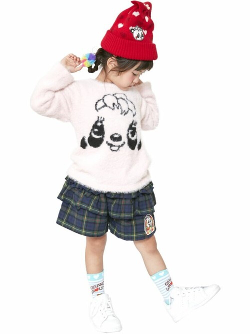 「チェック、kids、フリル、キッズコーデ、キュロット、ピンクニット、赤ニット帽、stories、grandground、ストーリーズ」｜「GrandGroundのチェックフリルキュロット（その他パンツ、グリーン系）」を使った、storiesさん（キッズ・110cm）の夏コーディネートの1枚目の写真