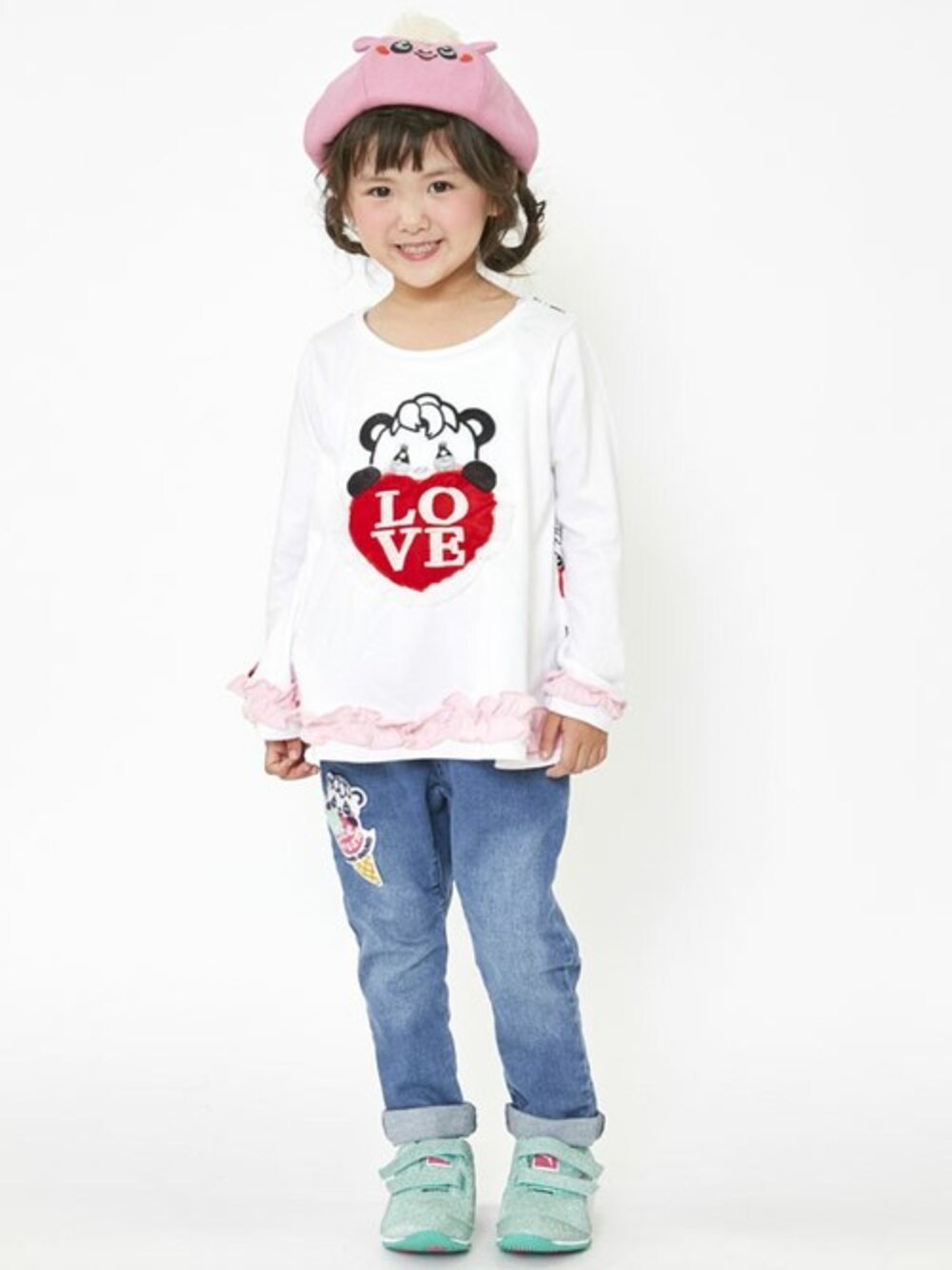 「ベレー帽、kids、フリル、キッズコーデ、ハート、サルエルデニム、白Tシャツ、stories、grandground、ストーリーズ」｜「GrandGroundのLOVEハートロングTシャツ（Tシャツ/カットソー、ホワイト系）」を使った、storiesさん（キッズ・110cm）の夏コーディネートの1枚目の写真